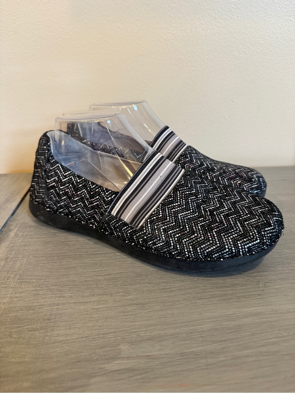 Alegria Glee Women 8.5-9 EUR 39 Black Shimmer Chevron Slip On Shoe